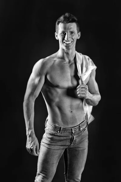 Uomo con il corpo muscolare del bodybuilder — Foto Stock