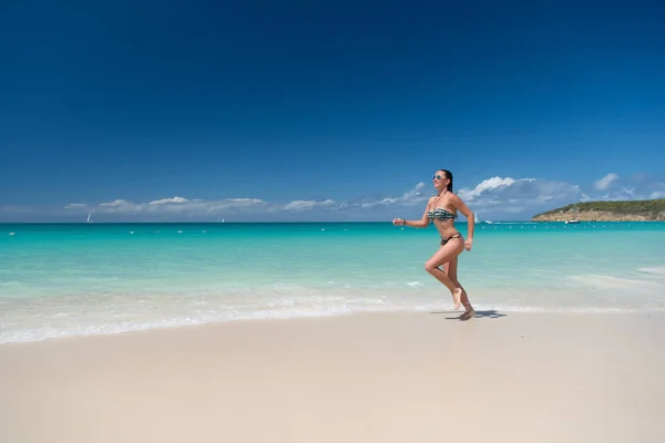 穿着性感泳衣在海滩上奔跑的女人 — 图库照片