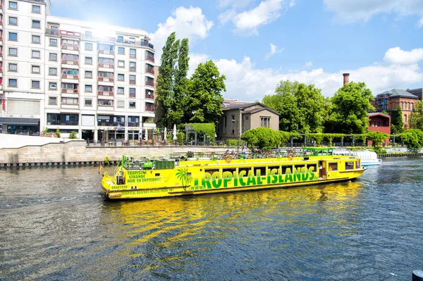 Ξενάγηση από τον ποταμό σε κίτρινο σκάφος με τουρίστες — Φωτογραφία Αρχείου