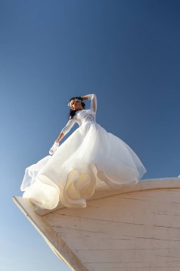 Teknede beyaz elbiseli kadın.