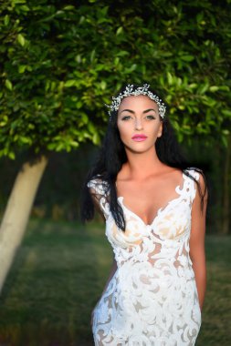 Düğün kadın ya da gelin beyaz elbise ve taç