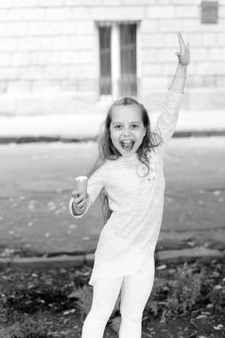 dondurma mutlu küçük bir çocukla