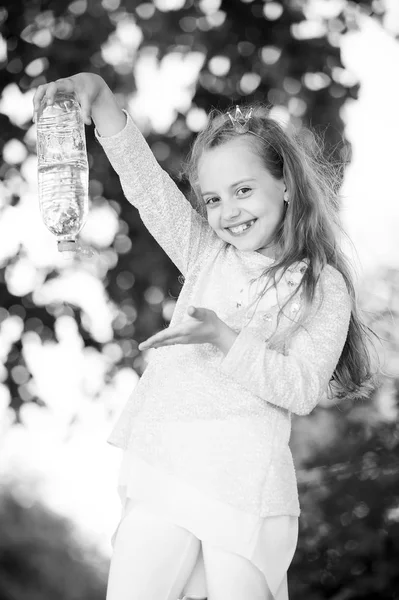 Härlig glad liten prinsessa flicka med vatten — Stockfoto