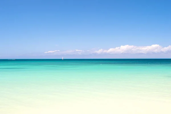 Mooie witte wolken op blauwe hemel over kalme zee — Stockfoto