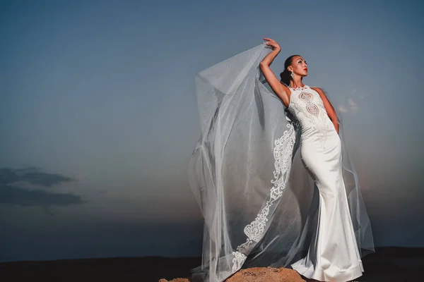 Chica en vestido de novia al aire libre . — Foto de Stock