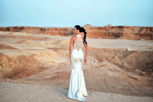 Mujer en vestido blanco en dunas de arena . — Foto de Stock