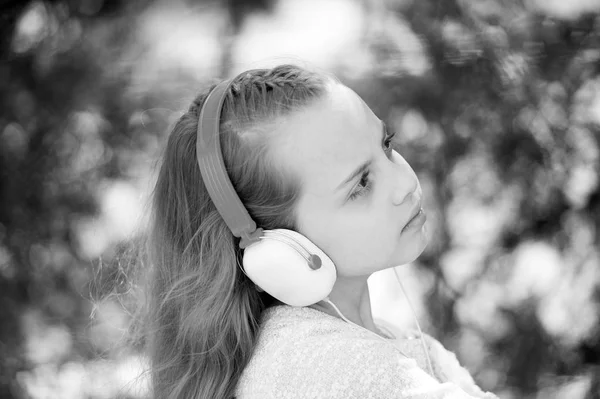 Мила дівчинка насолоджується музикою за допомогою навушників — стокове фото