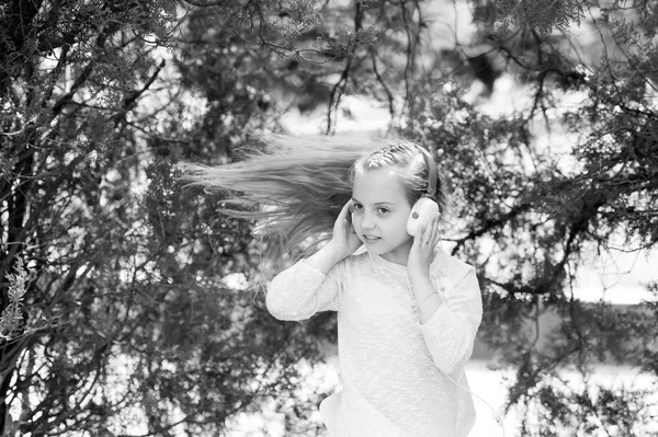 Roztomilé holčička těší hudbu pomocí sluchátek — Stock fotografie