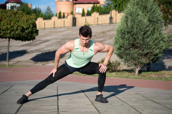 Entrenamiento de deportistas en el soleado día de verano al aire libre — Foto de Stock