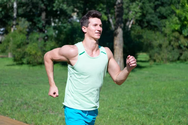 Doğal çevre üzerindeki güneşli yaz gününde koşan adam