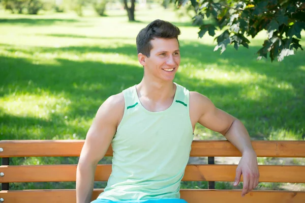 Deportista feliz sentado al aire libre en el paisaje natural — Foto de Stock