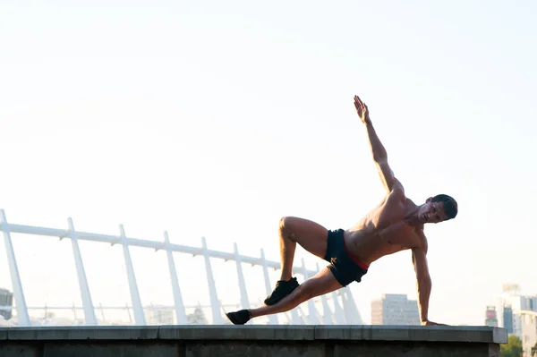 Sportsman gör arm balans på tak — Stockfoto