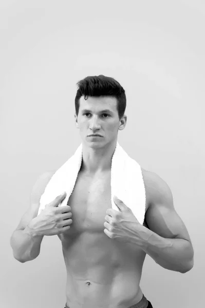 Atlet boyun gri arka plan üzerinde havlu ile — Stok fotoğraf