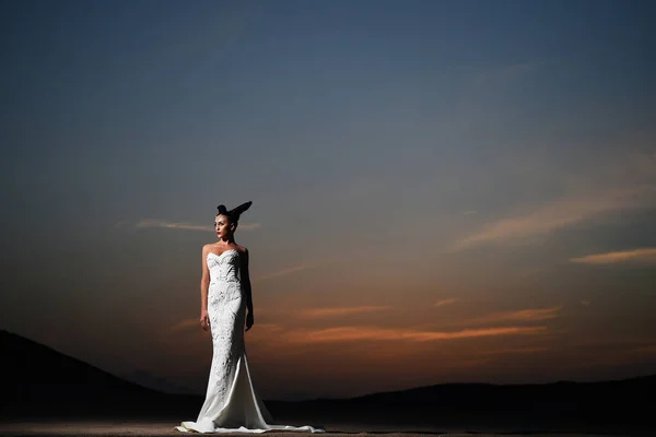 Woman in white wedding dress in sunset. — Stock Photo, Image