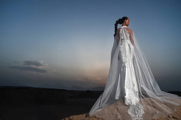 Fille en robe de mariée en plein air . — Photo