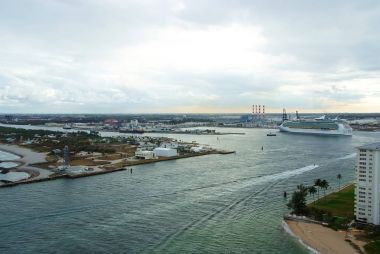 Fort Lauderdale, ABD bulutlu gökyüzü arka plan altında deniz deniz manzarası