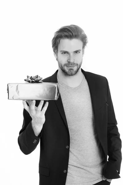 Homme élégant avec boîte cadeau ou cadeau pour Noël — Photo