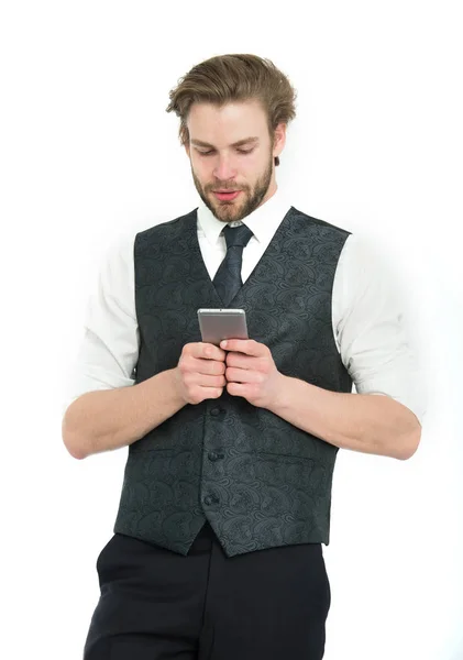 Guy apresentando produto de smartphone . — Fotografia de Stock