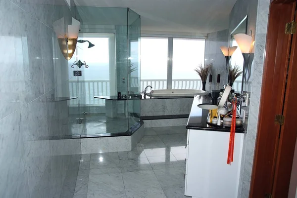 Interior del baño soleado en Fort Lauderdale, Estados Unidos — Foto de Stock