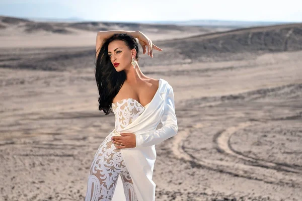 Donna in abito bianco in dune di sabbia . — Foto Stock