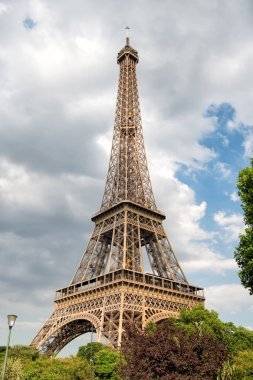 Eyfel Kulesi Paris, Fransa'da gün batımında. HDR. romantik seyahat arka plan.