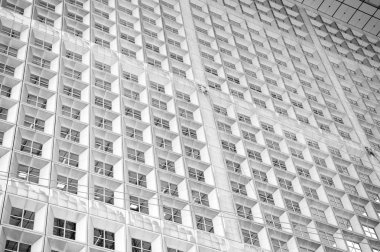 Pencerenin çelik mavi arka planına geniş açı ve panoramik bakış açısı