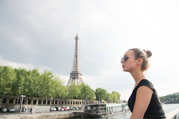 Chica mirando la torre eiffel en Paris, Francia — Foto de Stock