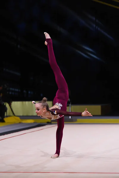 Chica gimnasta realizar en la competencia de gimnasia rítmica —  Fotos de Stock