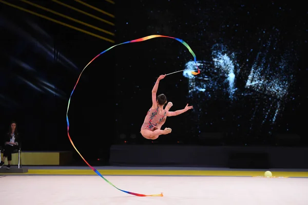 Turnerinnen treten bei Wettkampf der rhythmischen Sportgymnastik auf — Stockfoto