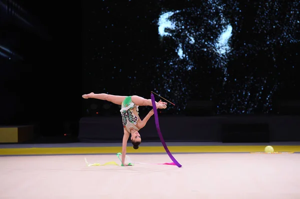 Гімнастка дівчинка виступати на конкурсі художньої гімнастики — стокове фото