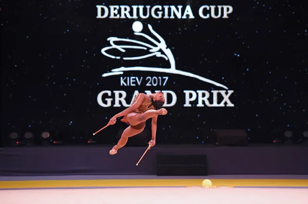 Turnerinnen treten bei Wettkampf der rhythmischen Sportgymnastik auf — Stockfoto