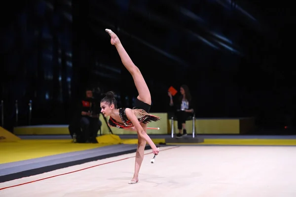 Turner meisje uit te voeren op ritmische gymnastiek competitie — Stockfoto