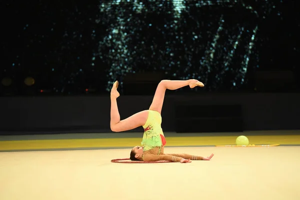 Gymnast girl perform at rhythmic gymnastics competition — Stock Photo, Image