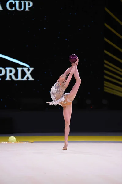 Turner meisje uit te voeren op ritmische gymnastiek competitie — Stockfoto