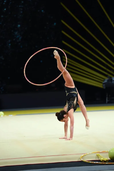 Turnerinnen treten bei Wettkampf der rhythmischen Sportgymnastik auf — Stockfoto