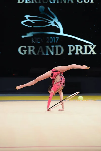 Turnerinnen treten bei Wettkampf der rhythmischen Sportgymnastik auf — Stockfoto