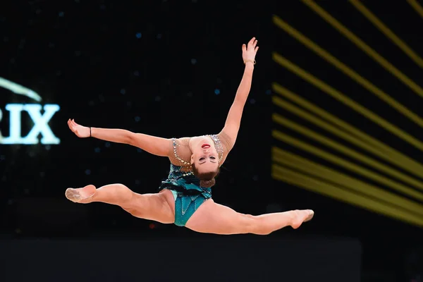 Gymnastka dívka vystoupí na rytmickou gymnastiku konkurence — Stock fotografie