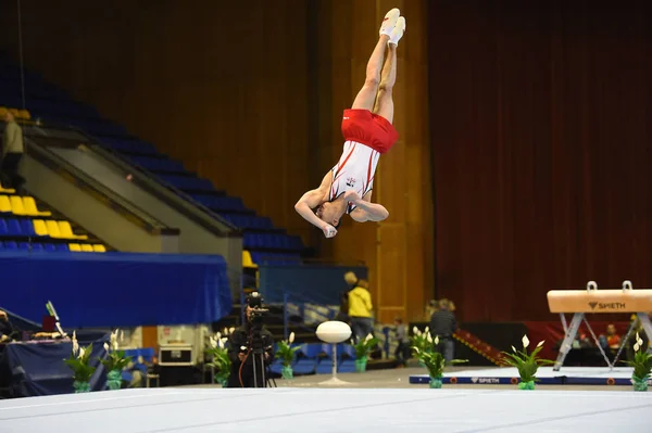 Αρσενικό gymnast εκτελεί κατά τη διάρκεια του διαγωνισμού — Φωτογραφία Αρχείου