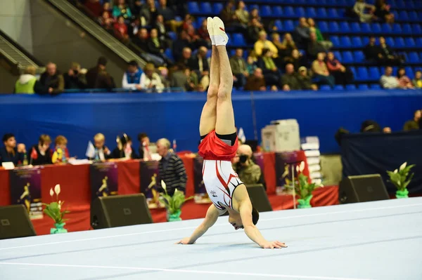 Αρσενικό gymnast εκτελεί κατά τη διάρκεια του διαγωνισμού — Φωτογραφία Αρχείου