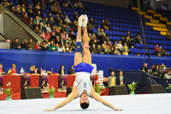 Αρσενικό gymnast εκτελεί κατά τη διάρκεια του διαγωνισμού — Φωτογραφία Αρχείου