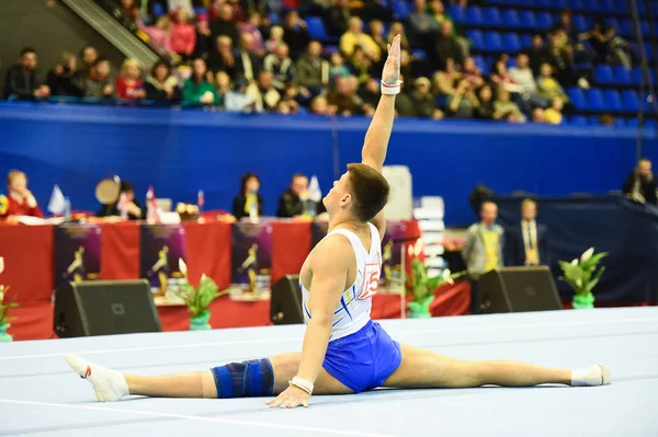 Gimnasta masculino que actúa durante la competencia —  Fotos de Stock