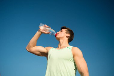 Mavi gökyüzü üzerinde yeşil tshirt atlet