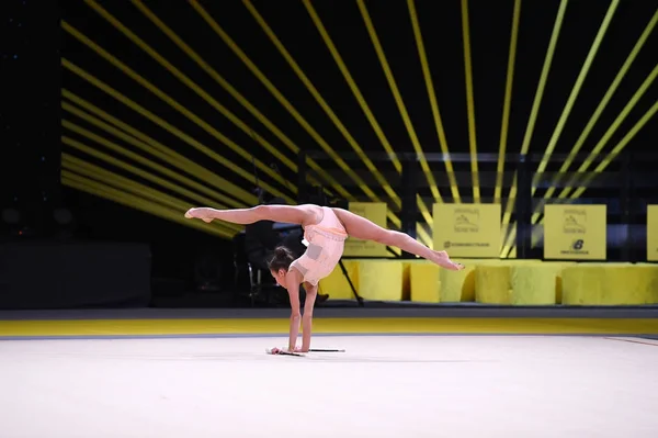 Turnerinnen treten bei Wettkampf der rhythmischen Sportgymnastik auf — Stockfoto