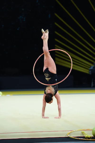 Turnerinnen treten bei Wettkampf der rhythmischen Sportgymnastik auf — Stockfoto