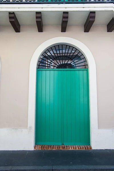 Grüne tür an grauer wand in san juan, puerto rico — Stockfoto