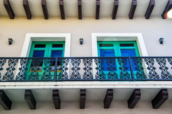 Balcony and two glass windows in San Juan, Puerto Rico — Stock Photo, Image