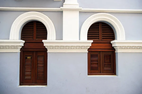 Grote en kleine ramen met houten luiken in Puerto Rico — Stockfoto
