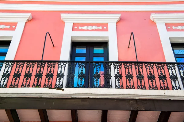 Balkon a skleněná okna v San Juan, Puerto Rico — Stock fotografie