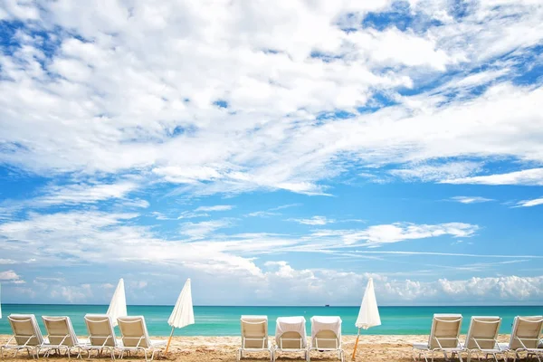 Ciel bleu avec nuages blancs et plage de la mer aux États-Unis — Photo