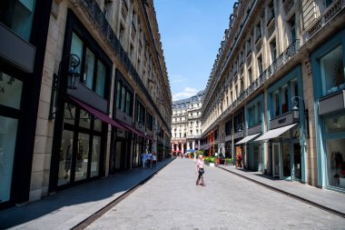 Moda giyim mağazaları üzerinde mavi gökyüzü ile sokak